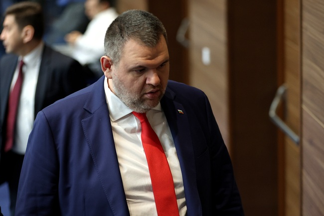 СподелиПредседателят на ДПС Делян Пеевски призова служебния министър на икономиката