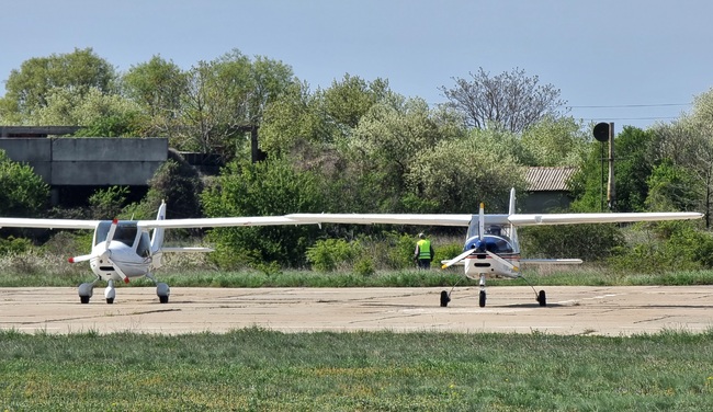 СподелиБлизо 40 малки самолета кацнаха днес на летището в Балчик