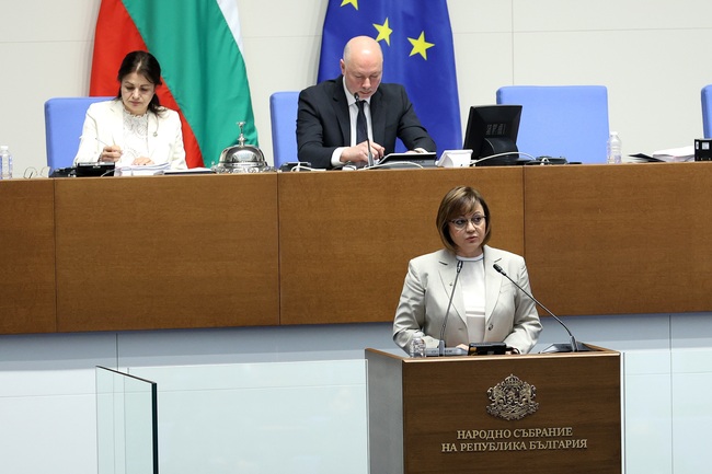 СподелиПредседателят на парламентарната група на БСП за България Корнелия Нинова