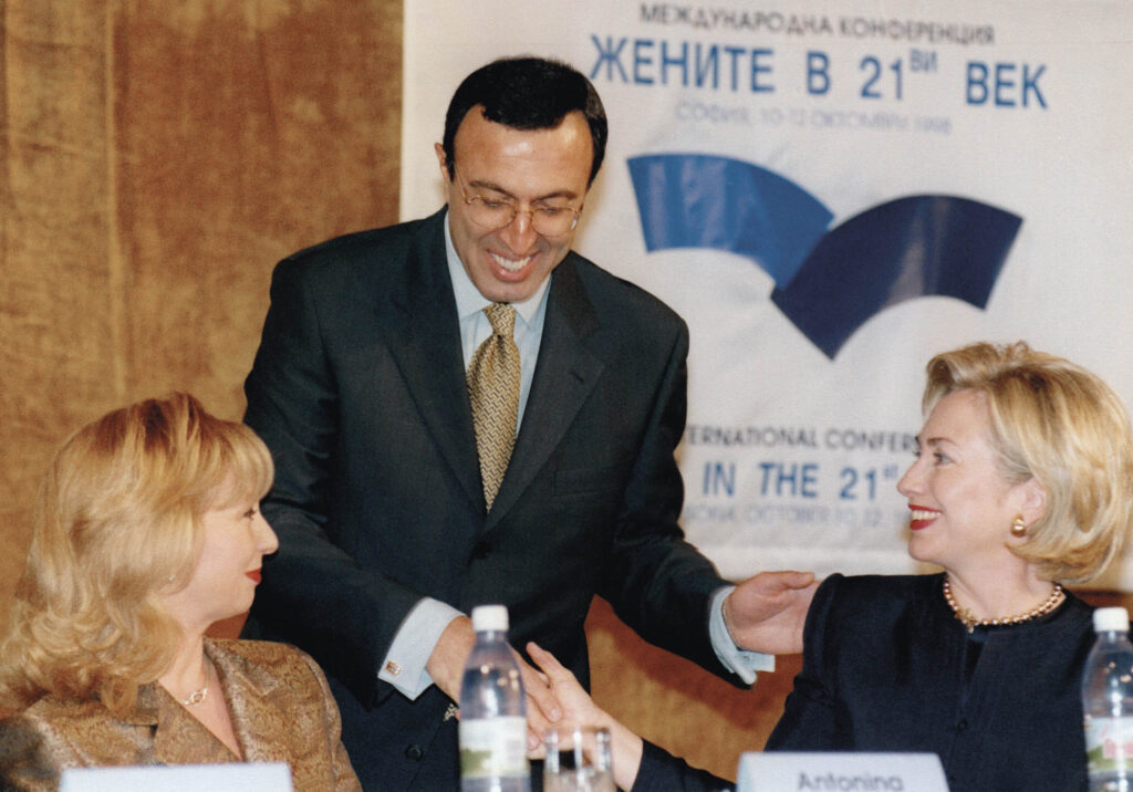 Президентът Петър Стоянов със съпругата си и Хилари Клинтън през октомври 1998г.