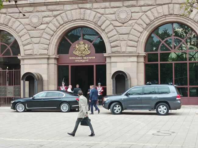 СподелиСлужебният премиер Димитър Главчев пристигна в президентството за да се