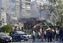 Хора са се събрали край разрушаната сграда на консулството на Иран в сирийската столица Дамаск