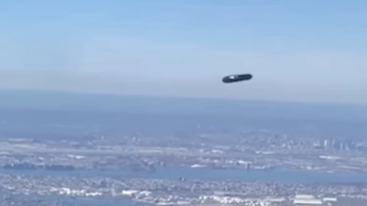 СподелиЖена съобщи че е забелязала летящ цилиндър над Ню Йорк