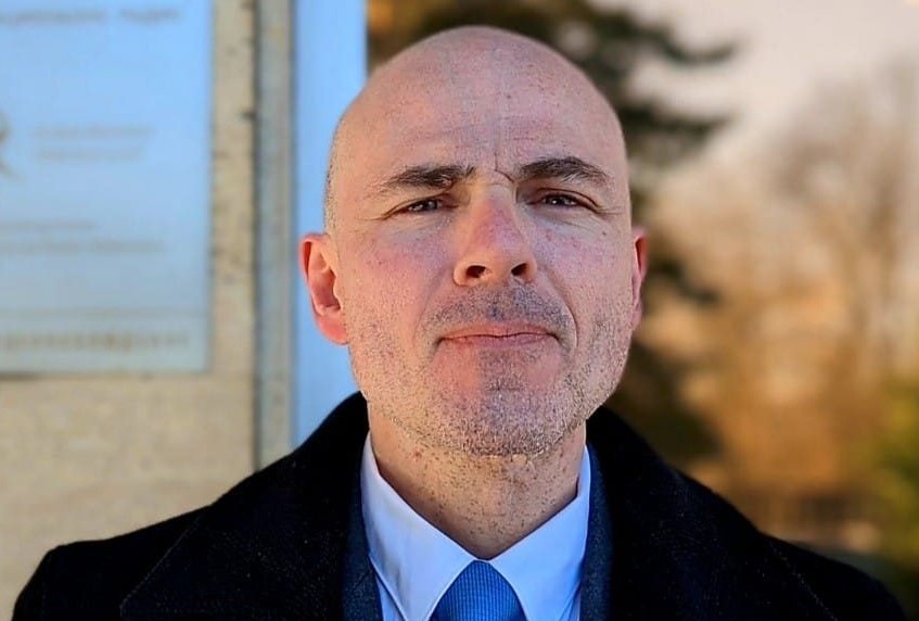 СподелиПетър Чолаков е доцент по социология в Института по философия