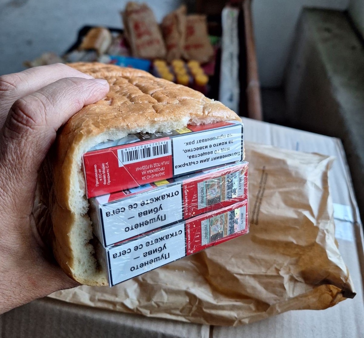 Сподели61 160 къса 3058 кутии цигари скрити в хляб задържаха