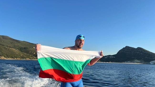 СподелиПетър Стойчев стана първият българин преплувал протока Гибралтар по правилата