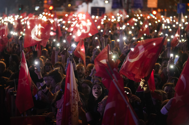 СподелиСтотици хиляди жители на Истанбул празнуваха до разсъмване (часа на