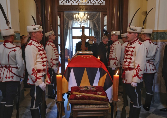 СподелиСлед историческото му завръщане в България цар Фердинанд днес ще