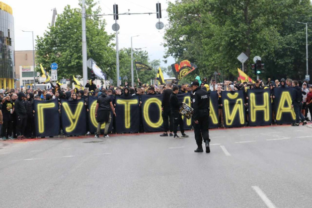 СподелиФеновете на Ботев организираха шествие по улиците на Пловдив след