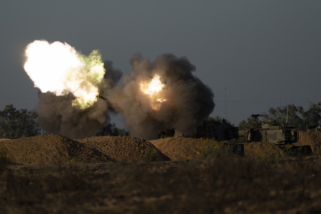 СподелиИзраелски танкове и изтребители бомбардираха днес части на град Рафах