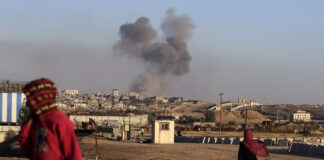 Дим се издига след израелски въздушен удар по сгради в град Рафах в най-южната част от ивицата Газа