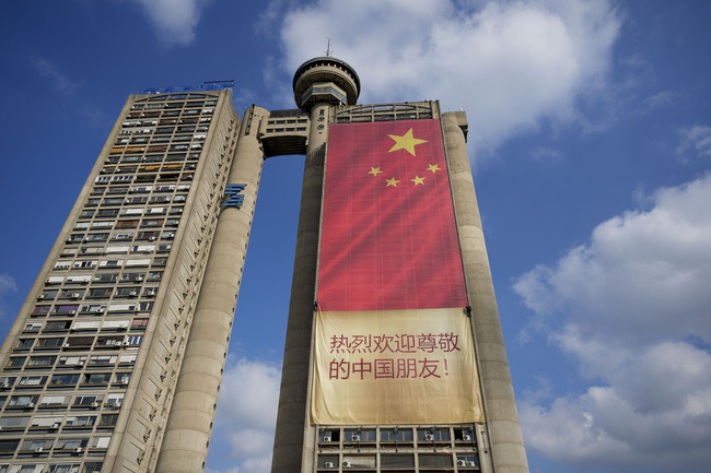 Китайски национален флаг на висока сграда в Белград във връзка с посещението в Сърбия на китайския лидер Си Цзинпин