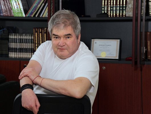 СподелиГлавният редактор на вестник 24 часа“ Борислав Зюмбюлев е починал