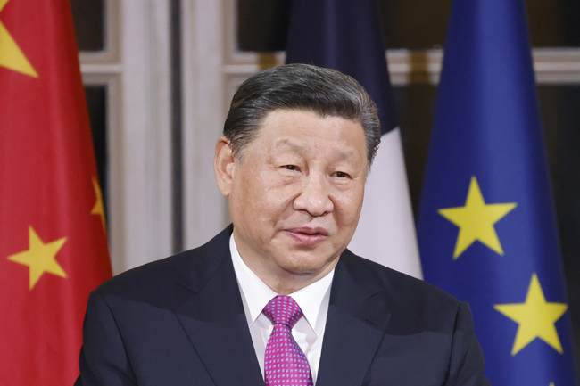 СподелиКитайският президент Си Цзинпин започна в неделя първата си обиколка