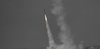 Израелска система за ПВО "Железен купол" изстрелва прехващач към ракета, насочена към израелска територия от ивицата Газа