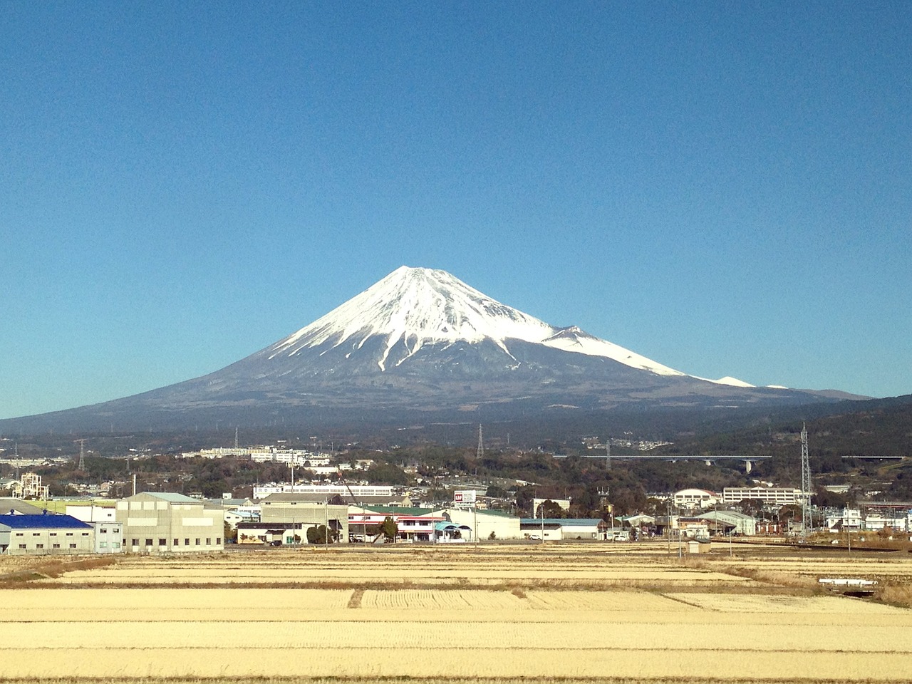 СподелиВисока тъмна мрежа, която да прикрие гледката към планината Фуджи,
