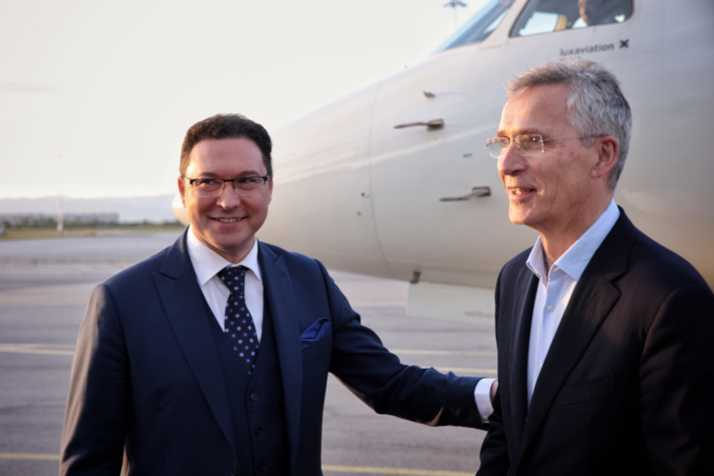 СподелиГенералният секретар на НАТО Йенс Столтенберг пристигна в България. Той
