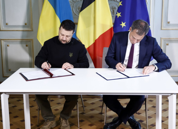 Володимир Зеленски и белгийският премиер Александър де Кро подписват споразумението в Брюксел, 28 май 2024 г.