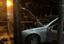 Четирима души са в болница след като 20 годишен шофьор се заби в автобусна спирка във Варна.