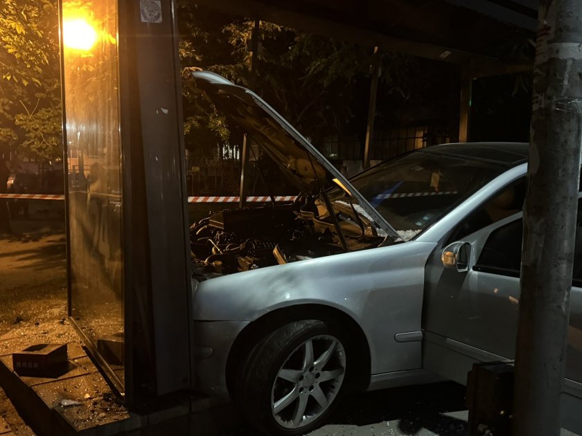 Четирима души са в болница след като 20 годишен шофьор се заби в автобусна спирка във Варна.