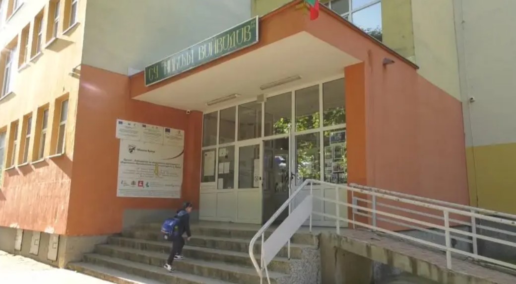 СподелиПортиер в училище във Враца е бил задържан от полицията