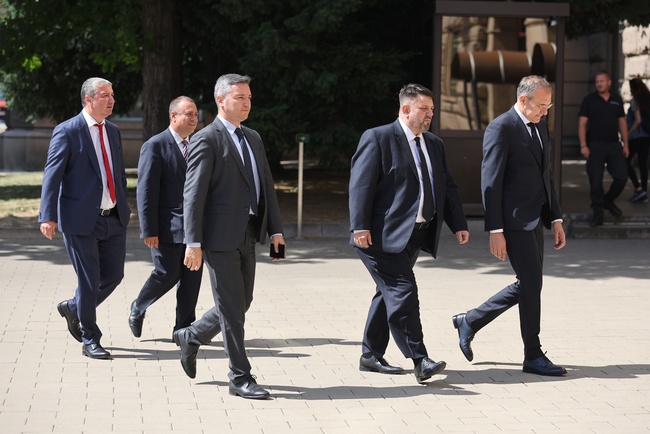 СподелиПродължават консултациите на президента Румен Радев с парламентарните сили за