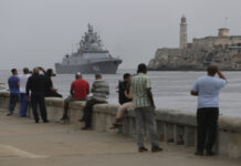 Кубинци наблюдават пристигането на руска фрегата на пристанището в Хавана Снимка: АП