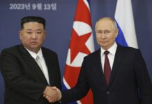 Президентът на Русия Владимир Путин (вдясно) и лидерът на Северна Корея Ким Чен-ун