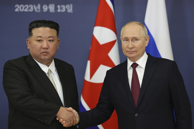 Президентът на Русия Владимир Путин (вдясно) и лидерът на Северна Корея Ким Чен-ун