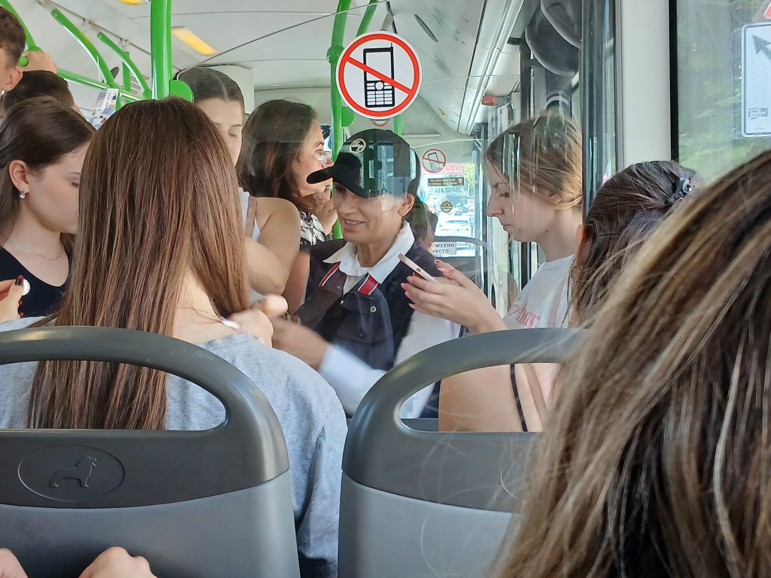 СподелиЕдна вежлива кондукторка посреща пътниците в градския автобус по линия