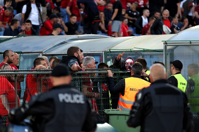 СподелиТрима полицаи са пострадали по време на мача на стадион