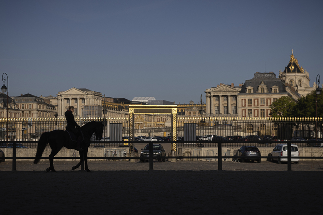 СподелиПожар избухна във Версайския дворец в Париж който наложи евакуация