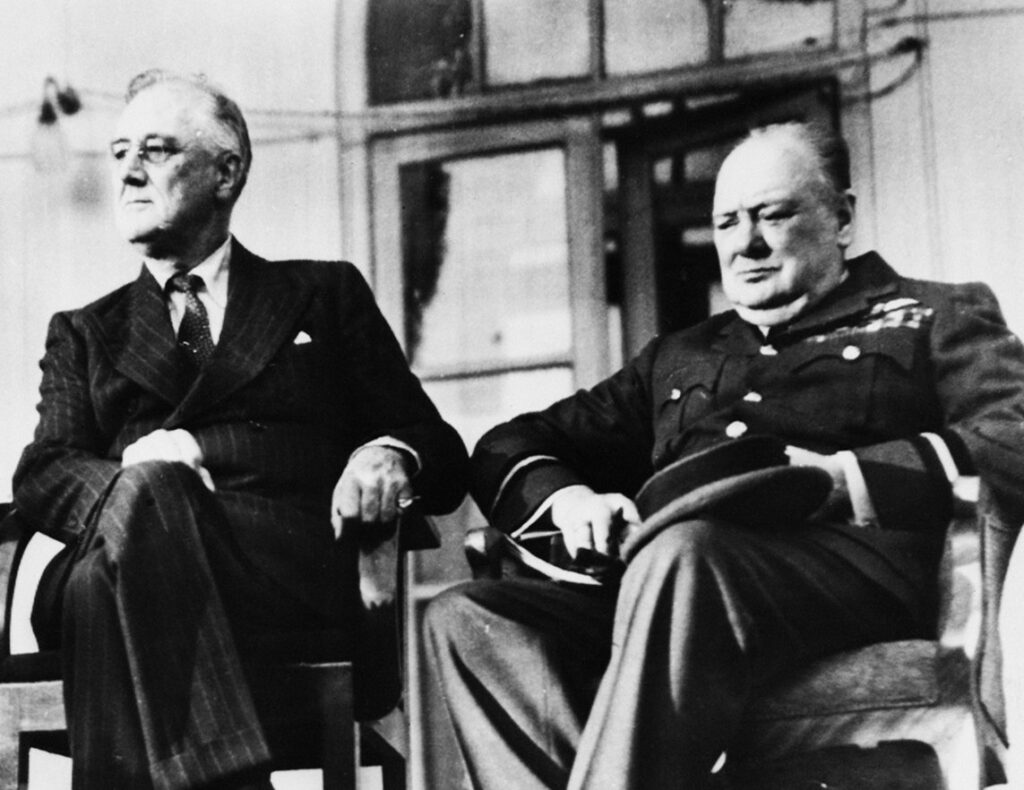 На снимката: Франклин Рузвелт и Уинстън Чърчил