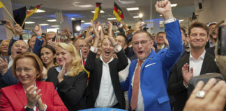 Лидерите на крайнодясната "Алтернатива за Германия" Алис Вайдел (в средата) и Тино Хрупала се радват след обявяването на предварителните резултати от изборите за ЕП