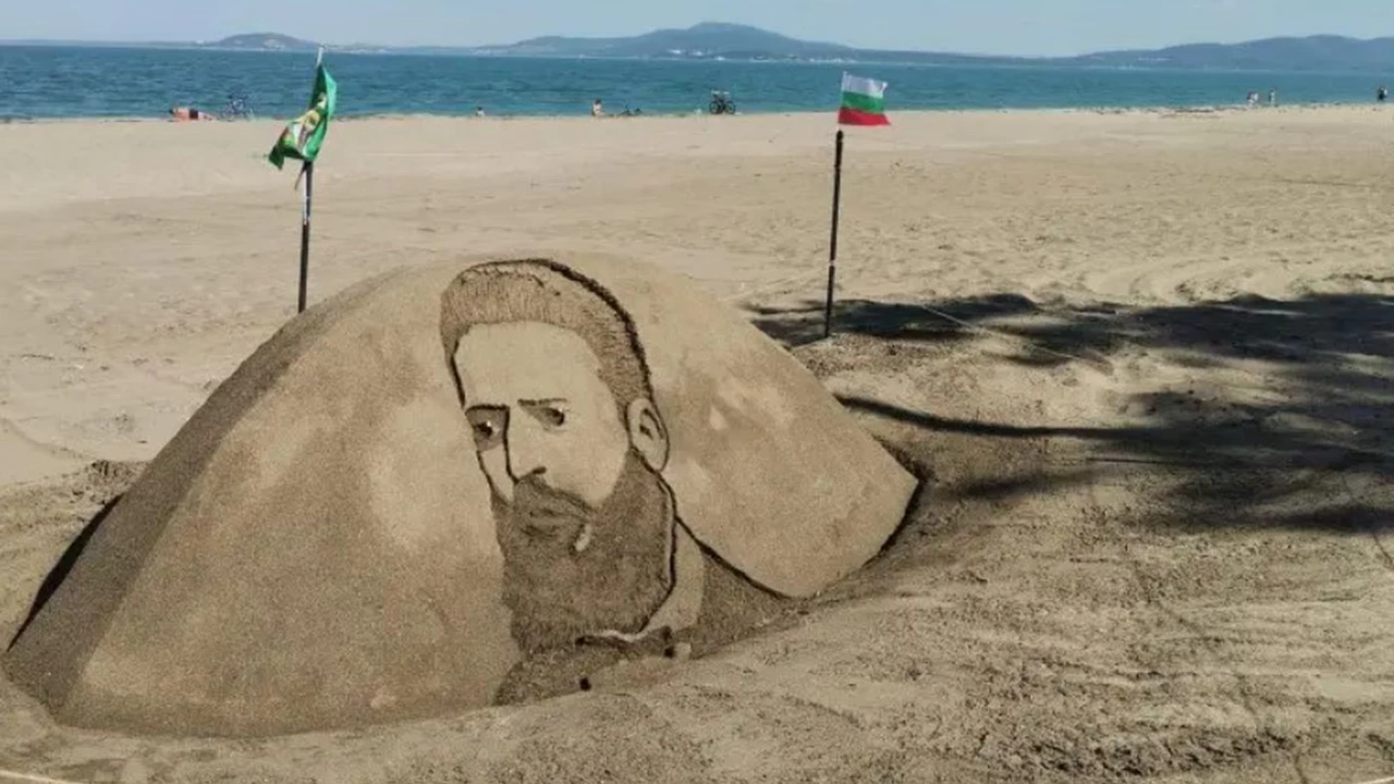 СподелиЛикът на Христо Ботев от пясък се появи на бургаския