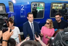 Служебният транспортен министър пътува с влака Снимка: Булфото