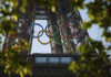 Олимпийските кръгове бяха окачени на Айфеловата кула в Париж