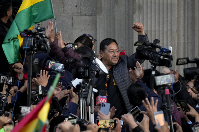Президентът на Боливия Луис Арсе поздравява свои симпатизанти пред президентския дворец в столицата Ла Пас след опита за държавен преврат срещу него.