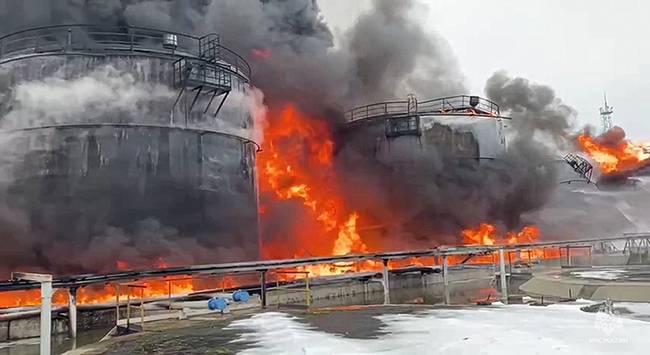 СподелиПетролни складове са се запалили в руския град Азов съобщиха