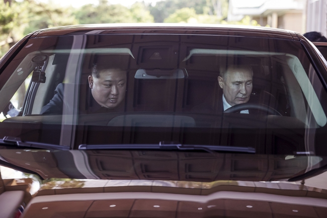 СподелиРуският президент Владимир Путин взе севернокорейския лидер Ким Чен ун