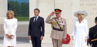 Крал Чарлз трети, кралица Камила, френският президент Еманюел Макрон и съпругата му Бриджит Макрон пред мемориала във Вер-сюр-Мер