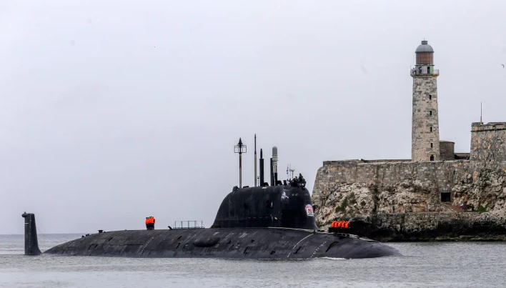 Руска подводница навлиза в пристанището на Хавана, Куба