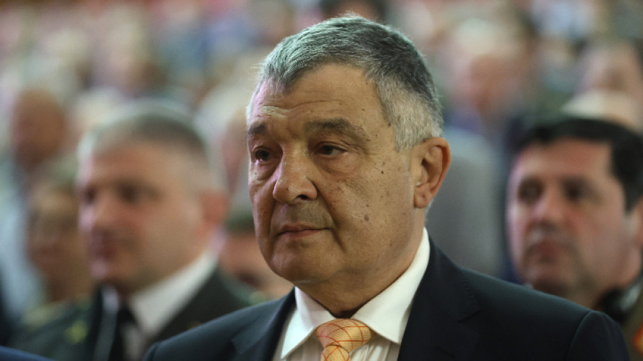 СподелиНиколай Свинаров е български политик бивш военен министър и бивш