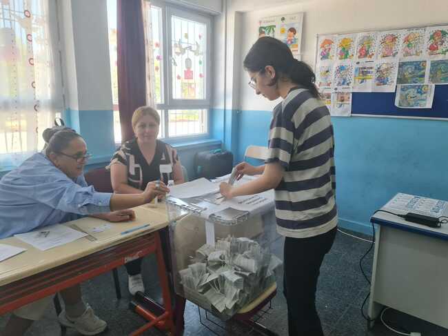 СподелиСравнително слаба е избирателната активност в Анкара на днешните избори