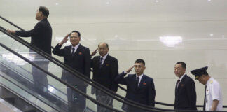 Делегация от севернокорейски военни педагози, водена от ректора на военния университет „Ким Ирсен“ Ким Гем-чол (вторият вляво),