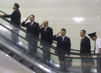 Делегация от севернокорейски военни педагози, водена от ректора на военния университет „Ким Ирсен“ Ким Гем-чол (вторият вляво),