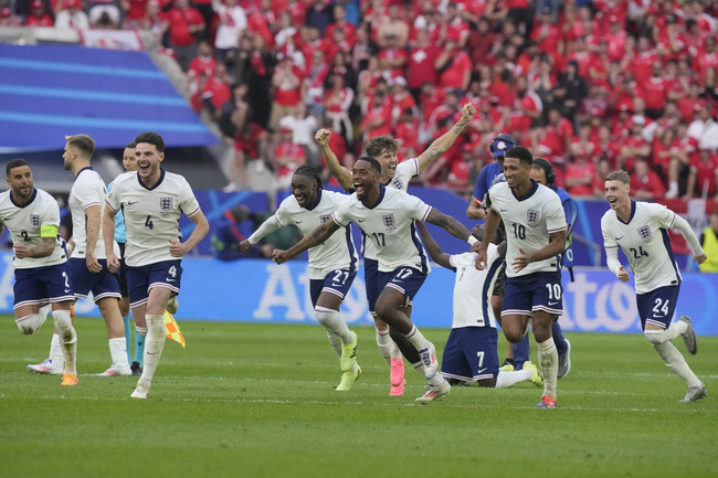 Англия ще играе полуфинал след победа с дузпи над Швейцария