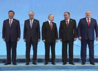 Китайският президент Си Цзинпин (вляво), казахстанският президент Касъм-Жомарт Токаев, президентът на Русия Владимир Путин и колегите им от Таджикистан и Беларус, Емомали Рахмон и Александър Лукашенко (вдясно), на срещата на върха на ШОС в Астана