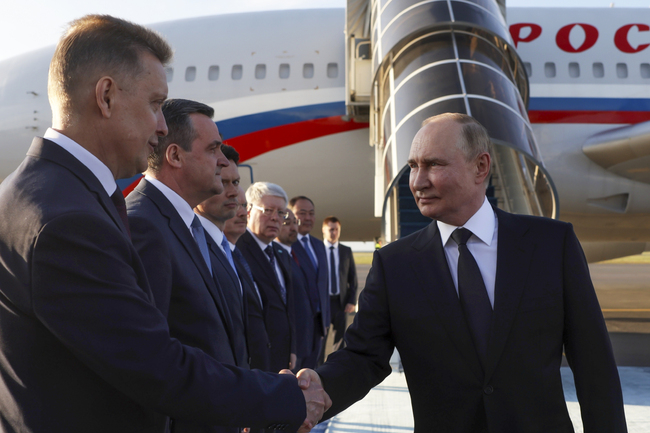 СподелиРуският президент Владимир Путин пристигна в Астана столицата на Казахстан