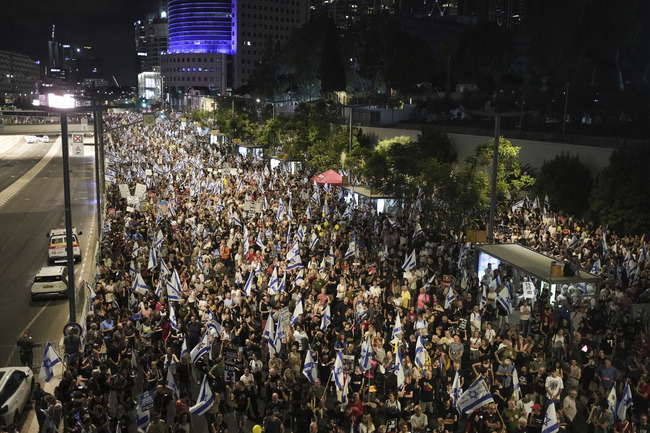 СподелиЖителите на Израел тази сутрин отново излязоха на демонстрации по